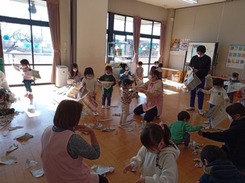 🐾コロちゃんクラブ 新聞紙で遊ぼう