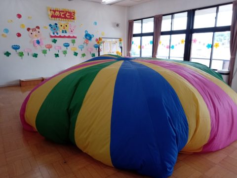 コロちゃんクラブ：２歳以上向け（パラバルーンで遊ぼう）