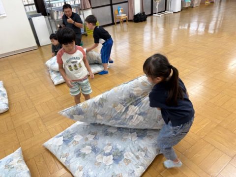 お泊まり保育　布団敷き